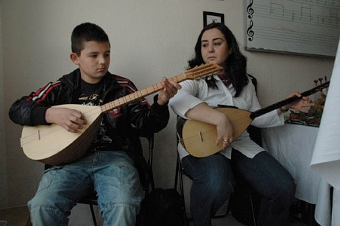 Herkes için iyi notalar – Türk neşesiyle gitar dersi